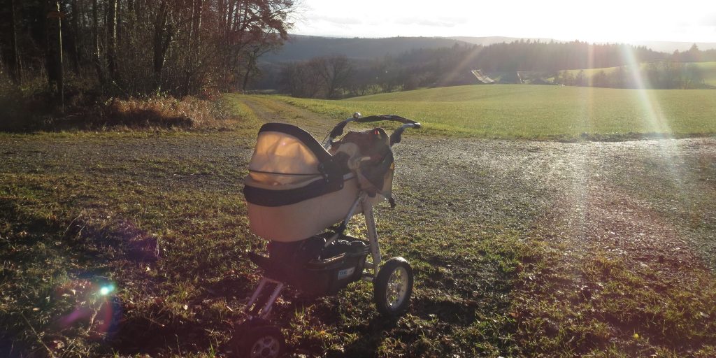 Kinderwagen im Sonnenschein