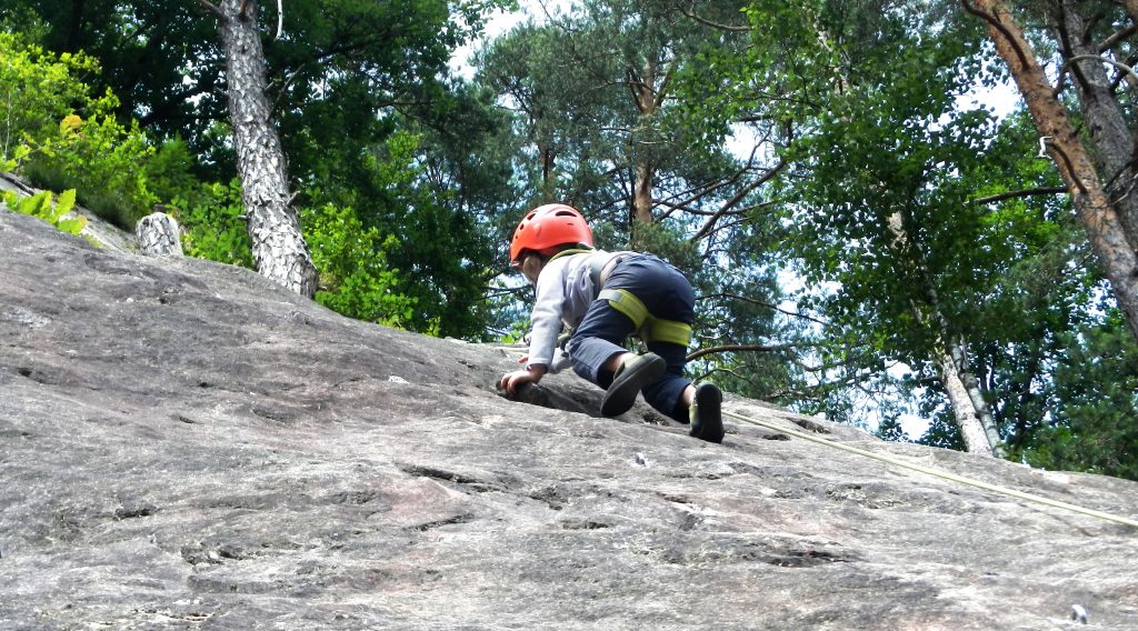Kleines Kind beim Plattenklettern