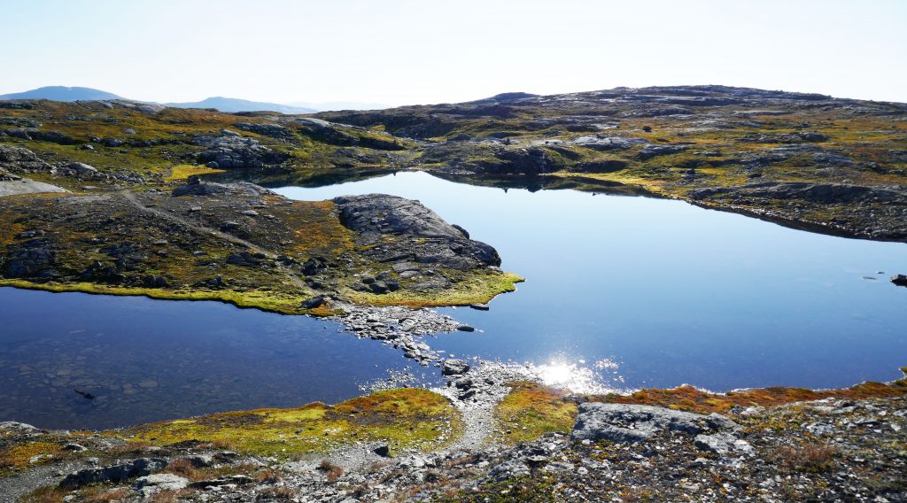 Weite der Hochebene, mit Sonne und Seen