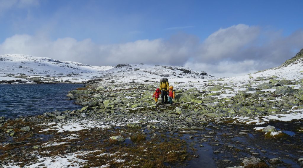 Wandern mit Kindern in Sonne und Schnee durch die Berge von Norwegen