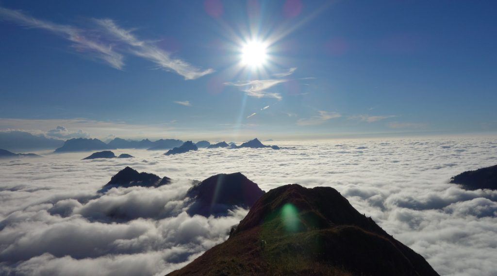 Sonne über dem Wolkenmeer, das auf dem Bodensee liegt