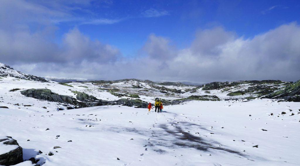 Kinder wandern durch den Schnee in Norwegen