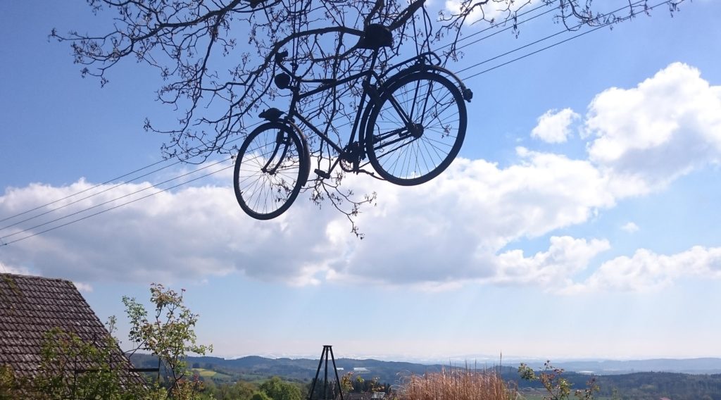 Fahrrad, das durch die Luft fährt