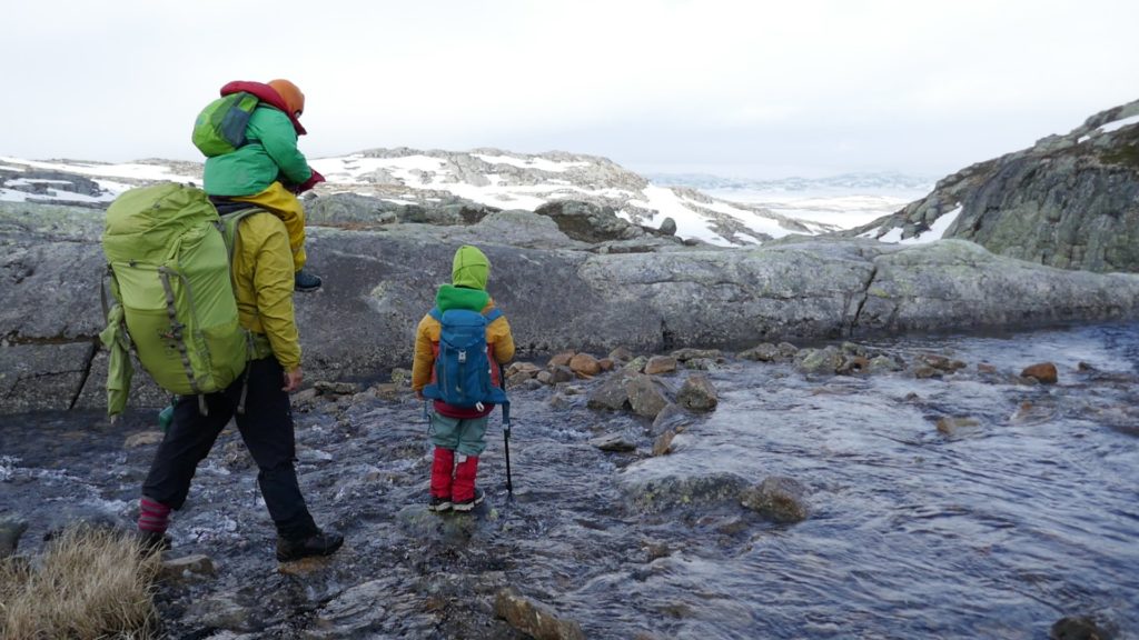 Wandern mit Kindern und Rucksäcken, über Stock und Stein!