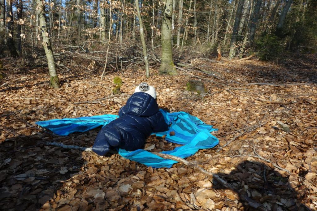 Kleinkind auf einer Lichtung im Wald