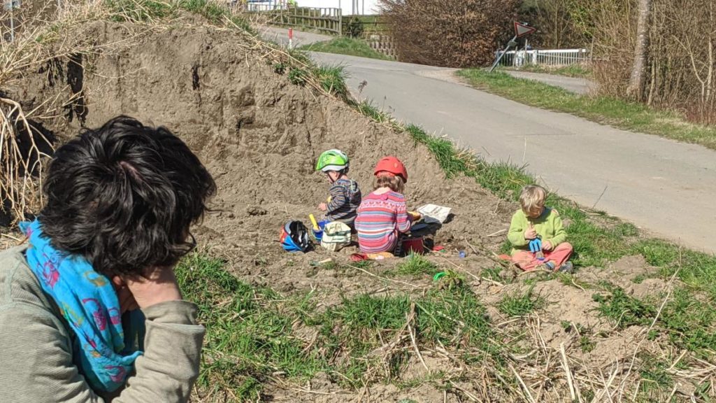 Ein Ersatz-Spielplatz für Kinder, wenn Spielplätze verboten sind