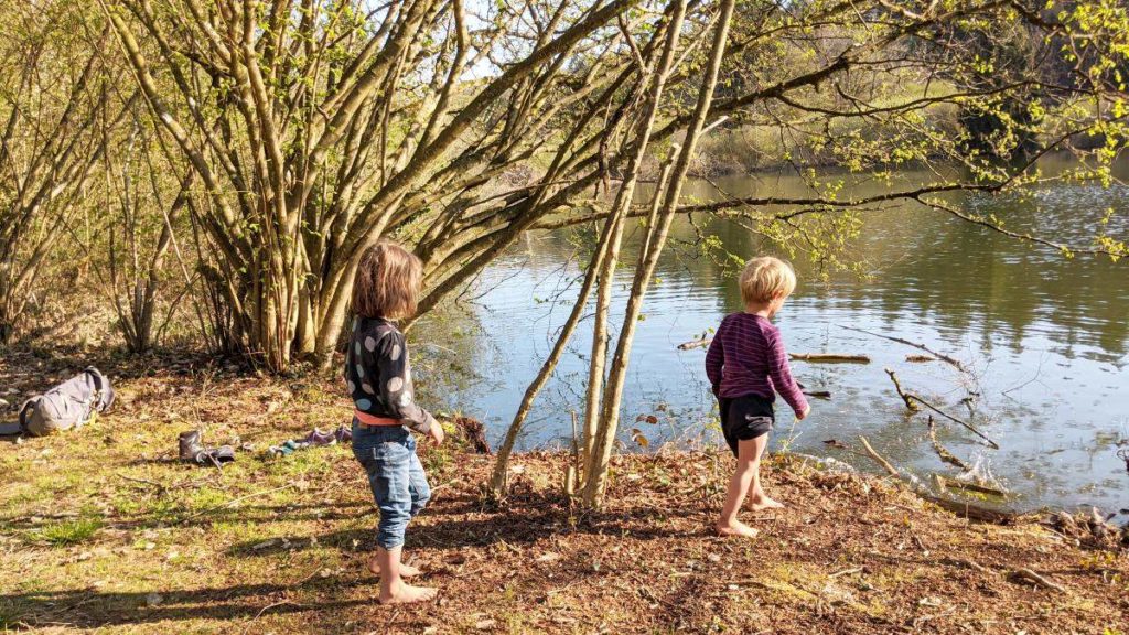 Kinder spielen am See