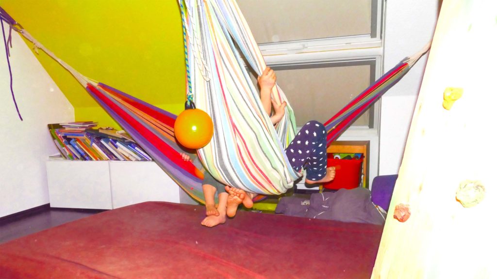 Schaukel, Hängematte, Kletterwand im Kinderzimmer