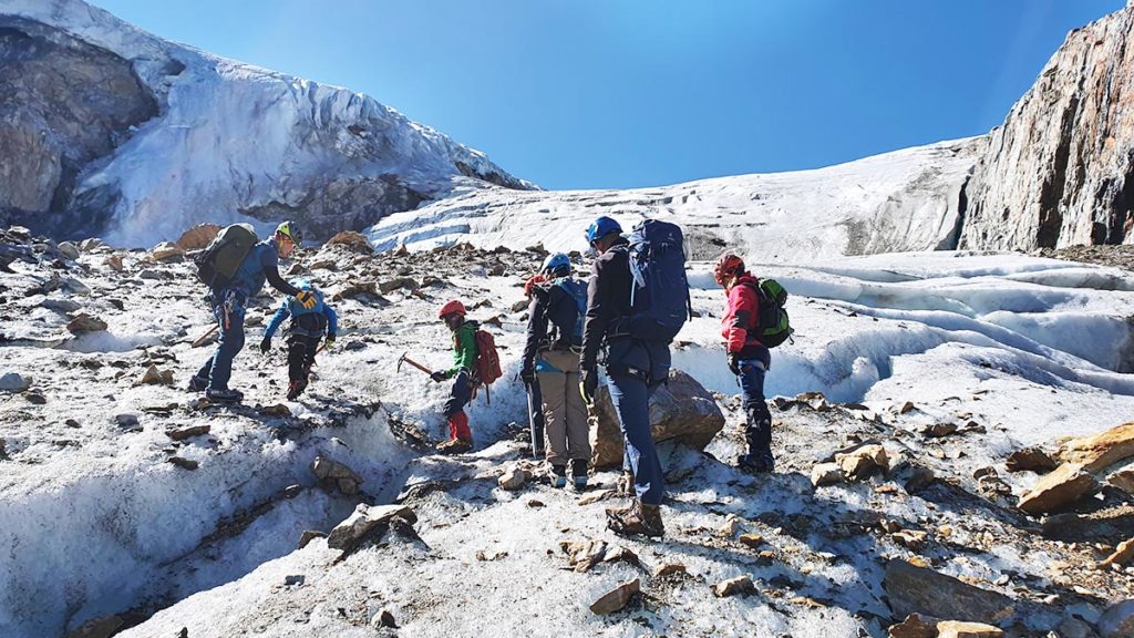 Kinder gehen über den aperen Gletscher