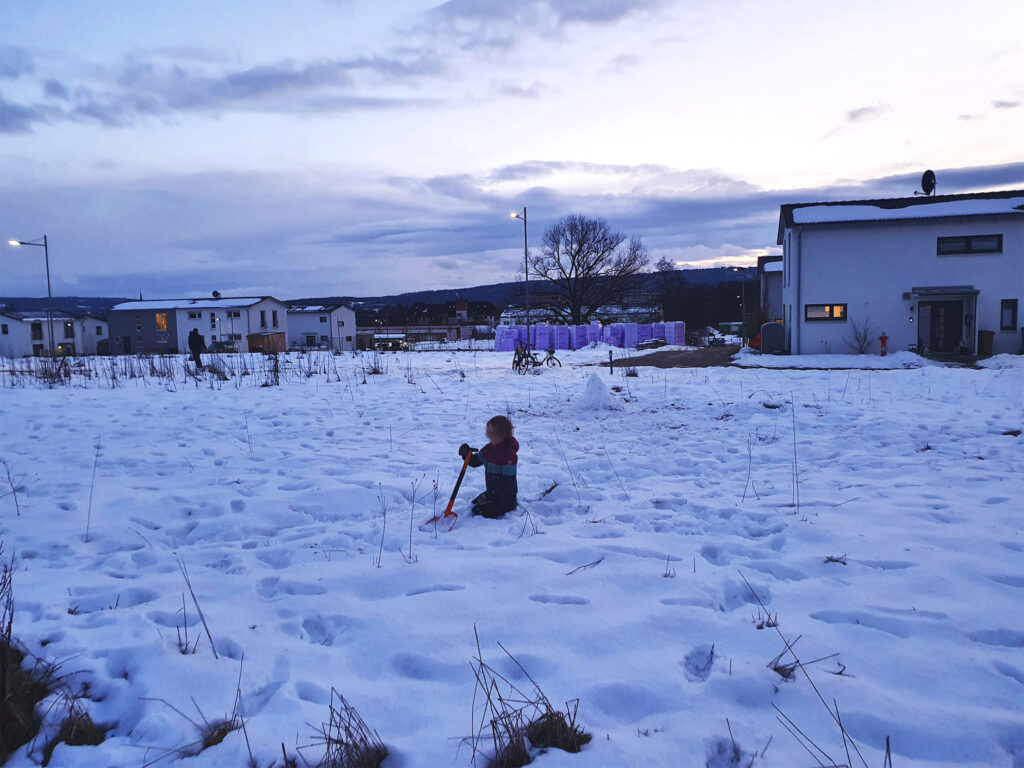 Unser Kind baut uns ein Haus im Schnee