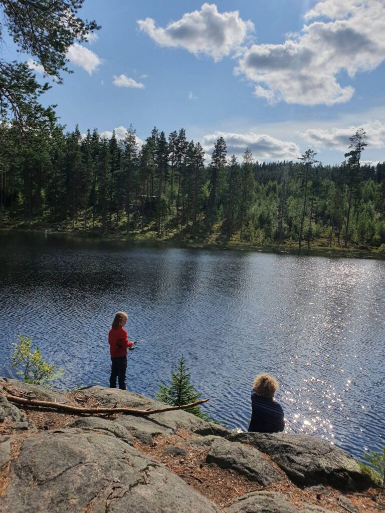 Kinder beim Angeln an einem See in Schweden