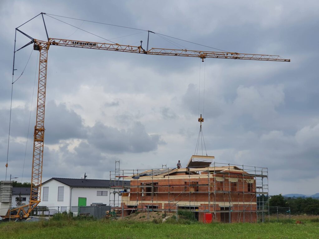 Unser Haus bekommt ein Dach. Aus Fertigbauteilen!