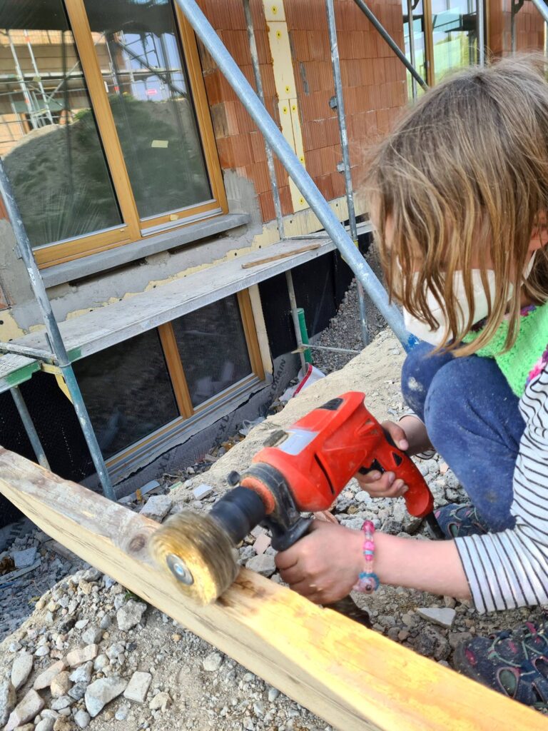 Das alte Holz wird durch das Bürsten richtig schön