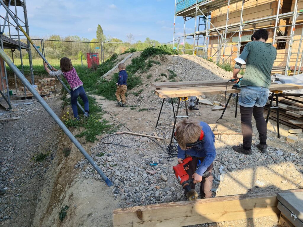 Altes Holz bürsten mit Bürstenschleifer und Bohrmaschine und abschleifen