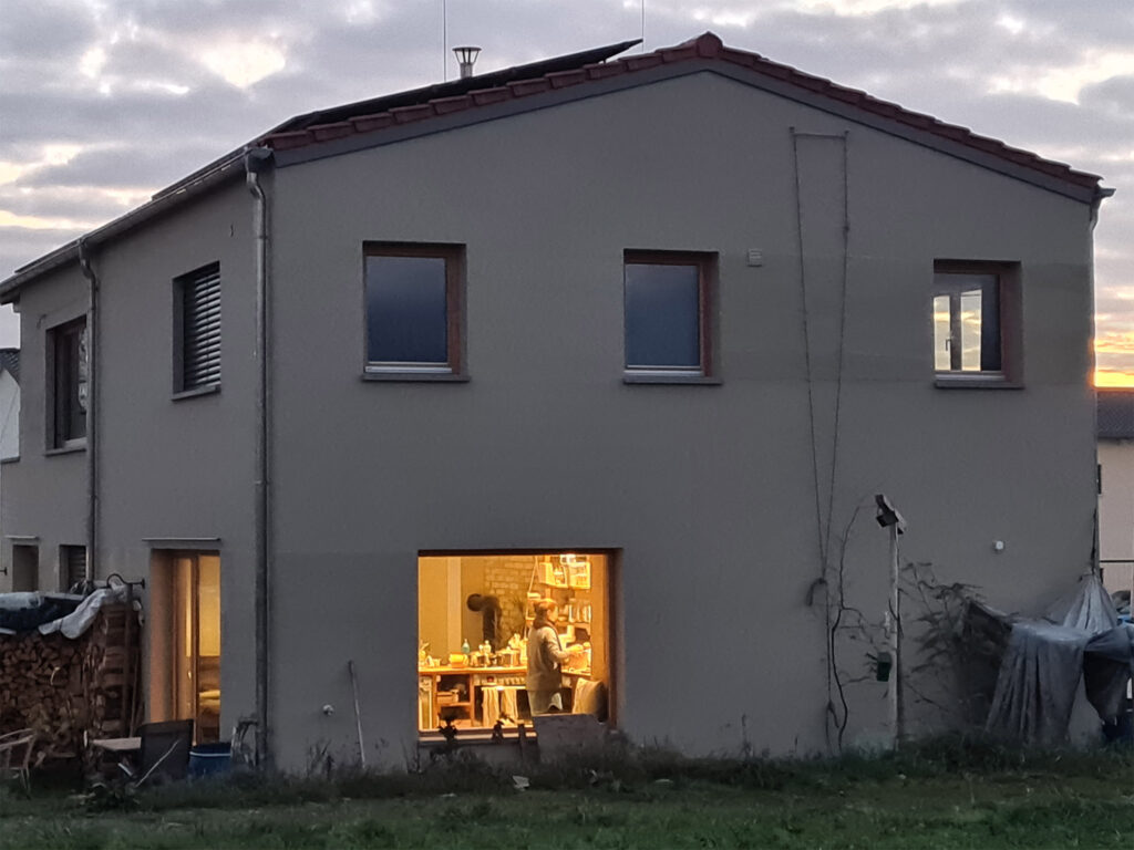 Blick ins Haus in der Abenddämmerung