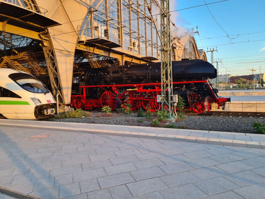 Alte Dampflock neben neuem ICE im Leipziger Hauptbahnhof beim Umsteigen vom Nachtzug