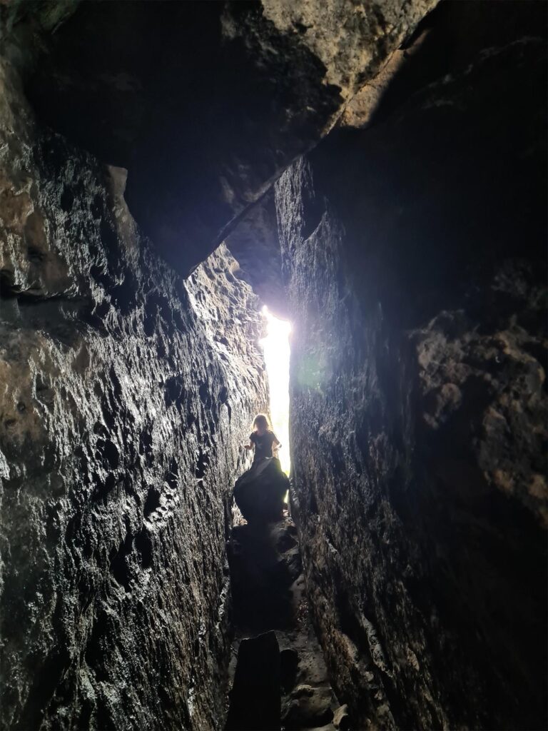 Eine Höhle am Zschirnstein, sogar richtiggehend eine Durchgangshöhle: Windloch ...
