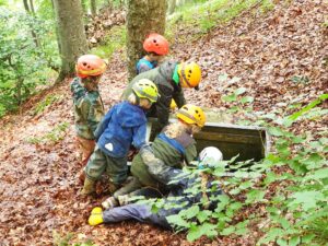 Viele Kinder, auf dem Weg in eine tiefe Höhle - auch hier sind Helme wichtig.